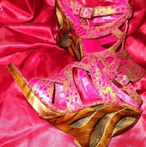 Two 👄 lips new & never worn beautiful 👠 heels